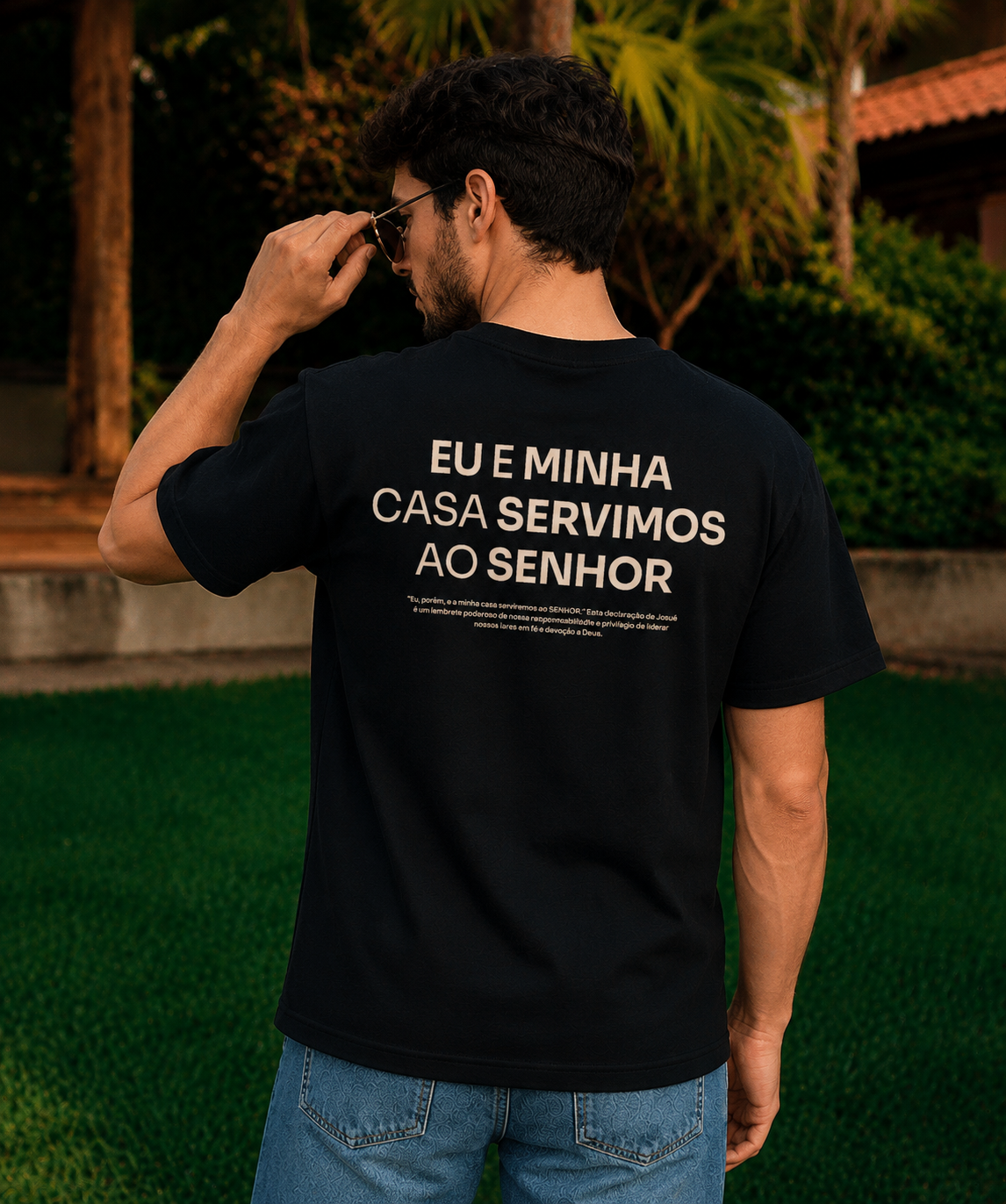 Camiseta Clássica Masculina Preta - Eu e minha casa servimos ao senhor