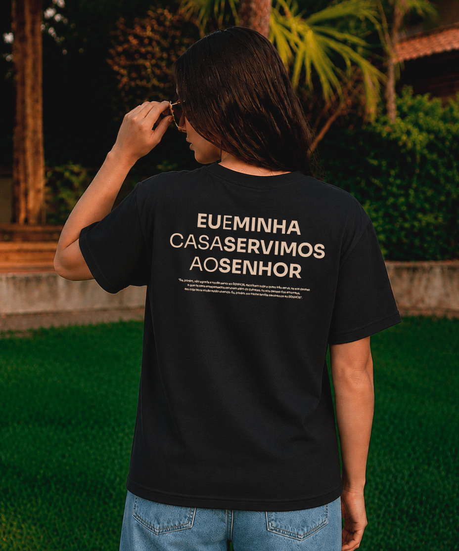 Camiseta Clássica Feminina Preta - Eu e minha casa servimos ao senhor