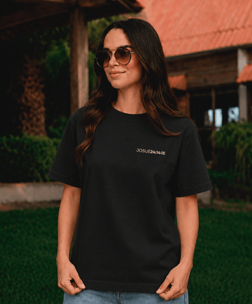 Camiseta Clássica Feminina Preta - Eu e minha casa servimos ao senhor