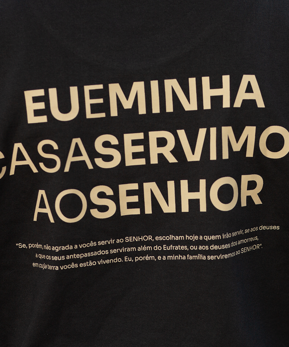 Camiseta Clássica Feminina Preta - Eu e minha casa servimos ao senhor
