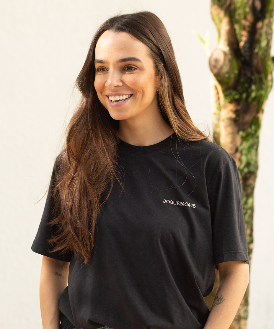 Camiseta Clássica Feminina Preta - Eu e minha casa servimos ao senhor