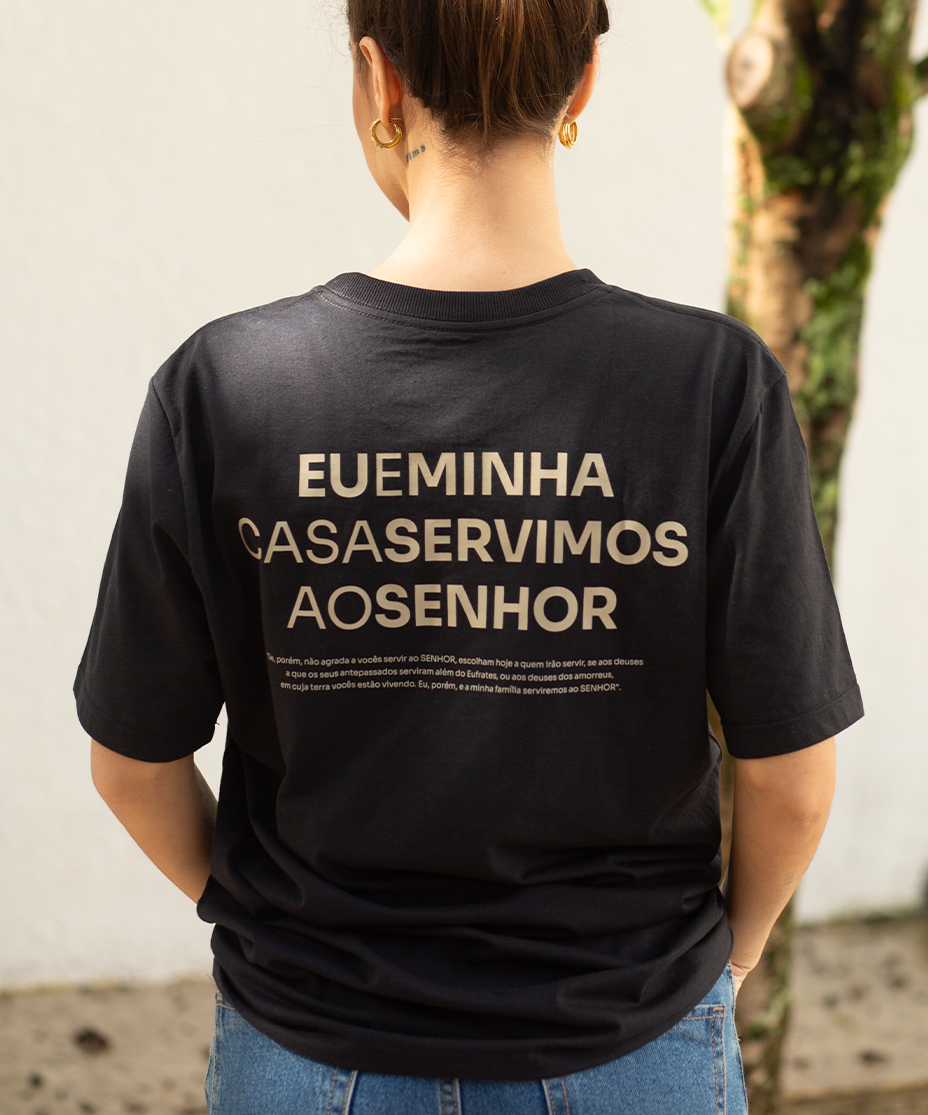 Camiseta Clássica Feminina Preta - Eu e minha casa servimos ao senhor