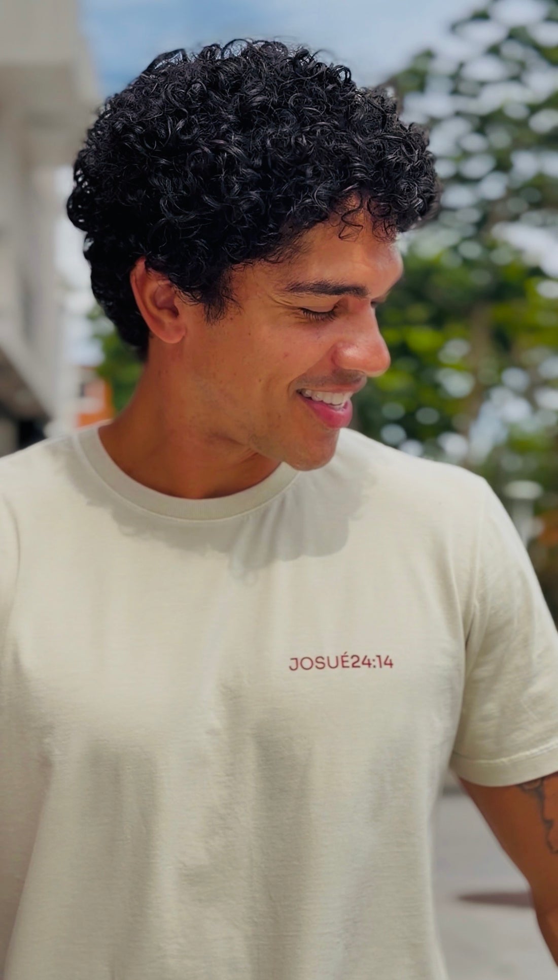 Camiseta Clássica Masculina Areia - Eu e minha casa servimos ao senhor