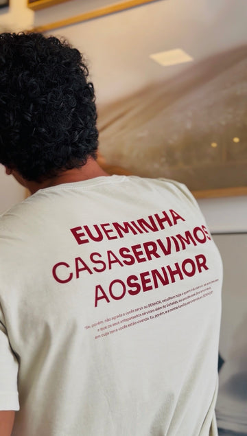 Camiseta Clássica Masculina Areia - Eu e minha casa servimos ao senhor