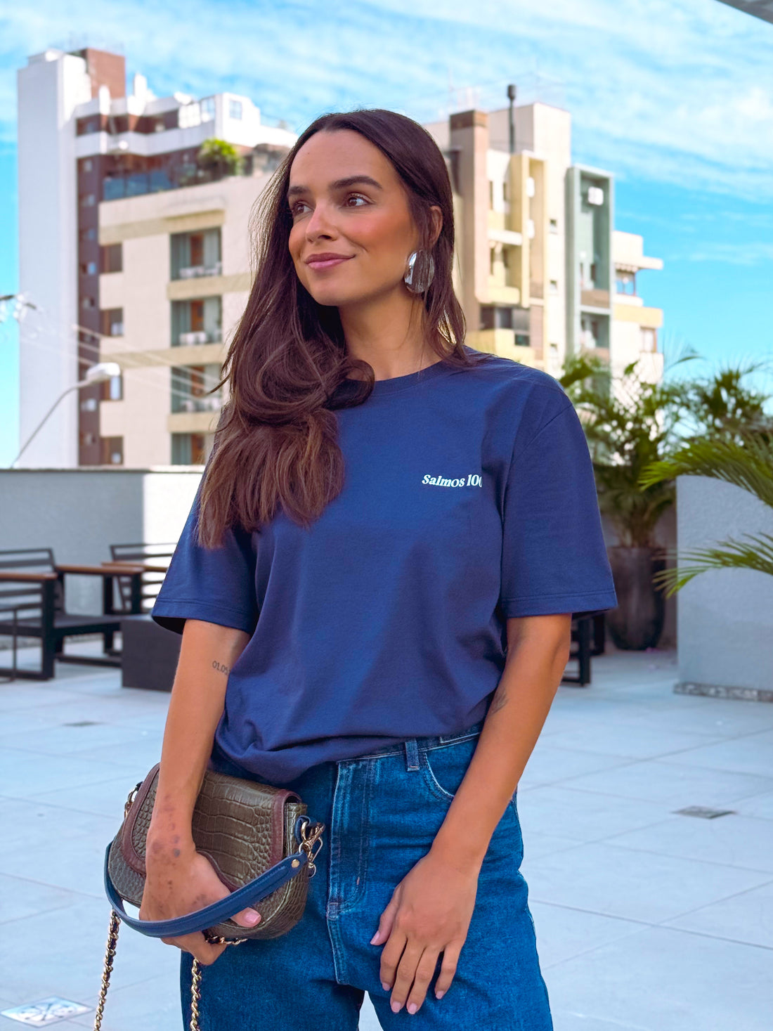 Camiseta Clássica Feminina - Deus é bom o tempo todo