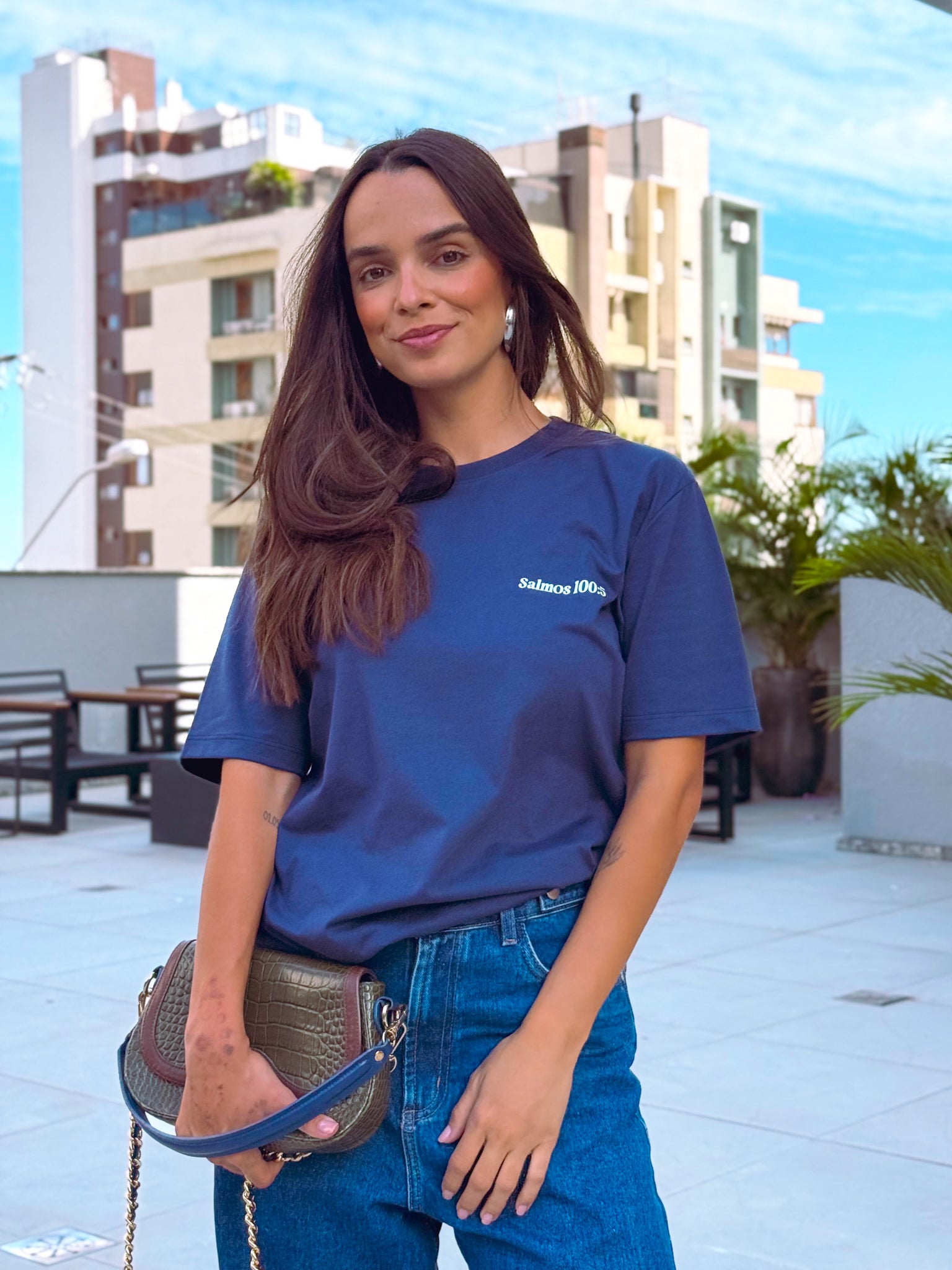 Camiseta Clássica Feminina - Deus é bom o tempo todo
