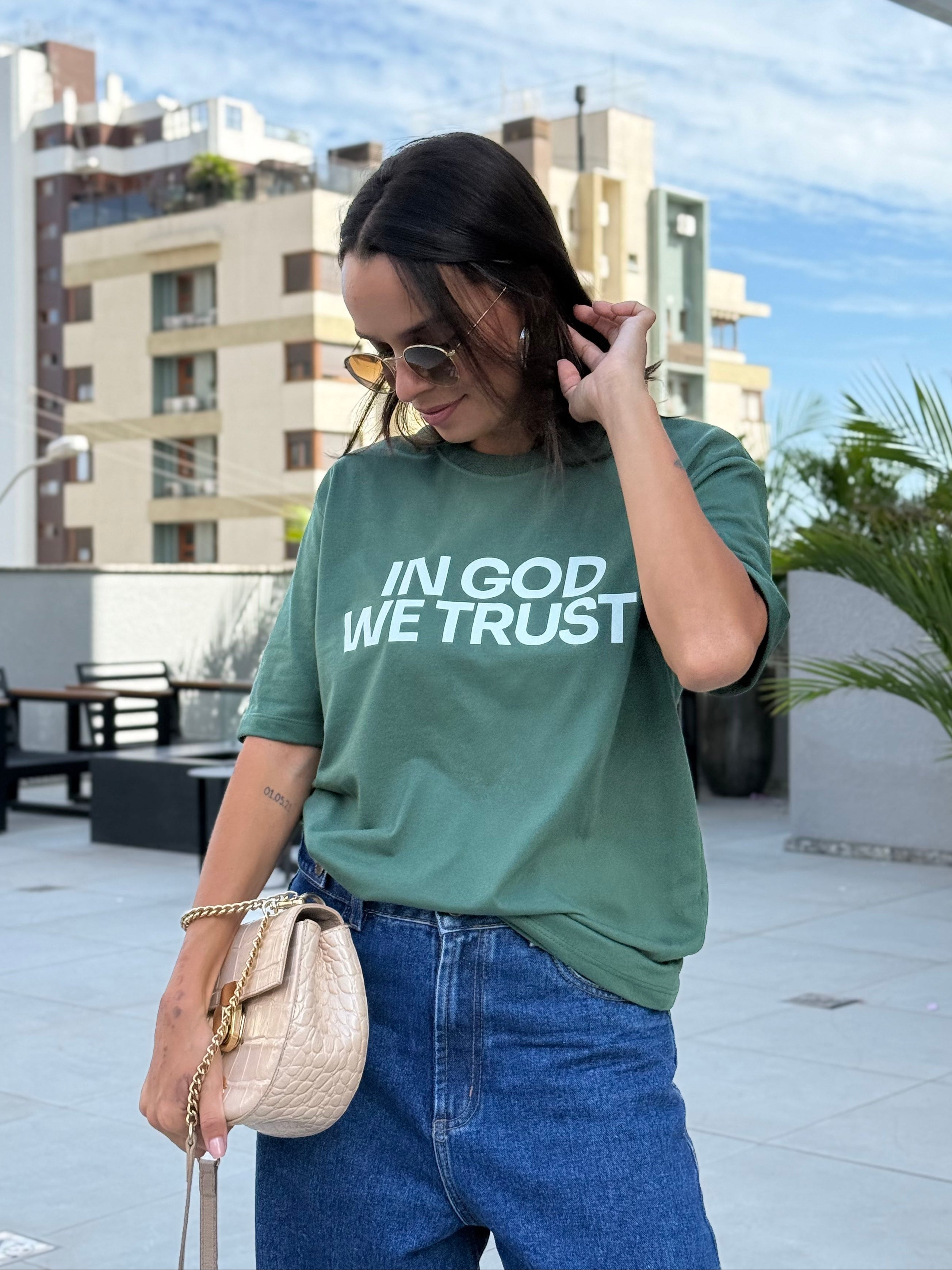 Camiseta Clássica Feminina - In GOD we trust