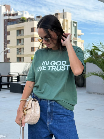 Camiseta Clássica Feminina - In GOD we trust