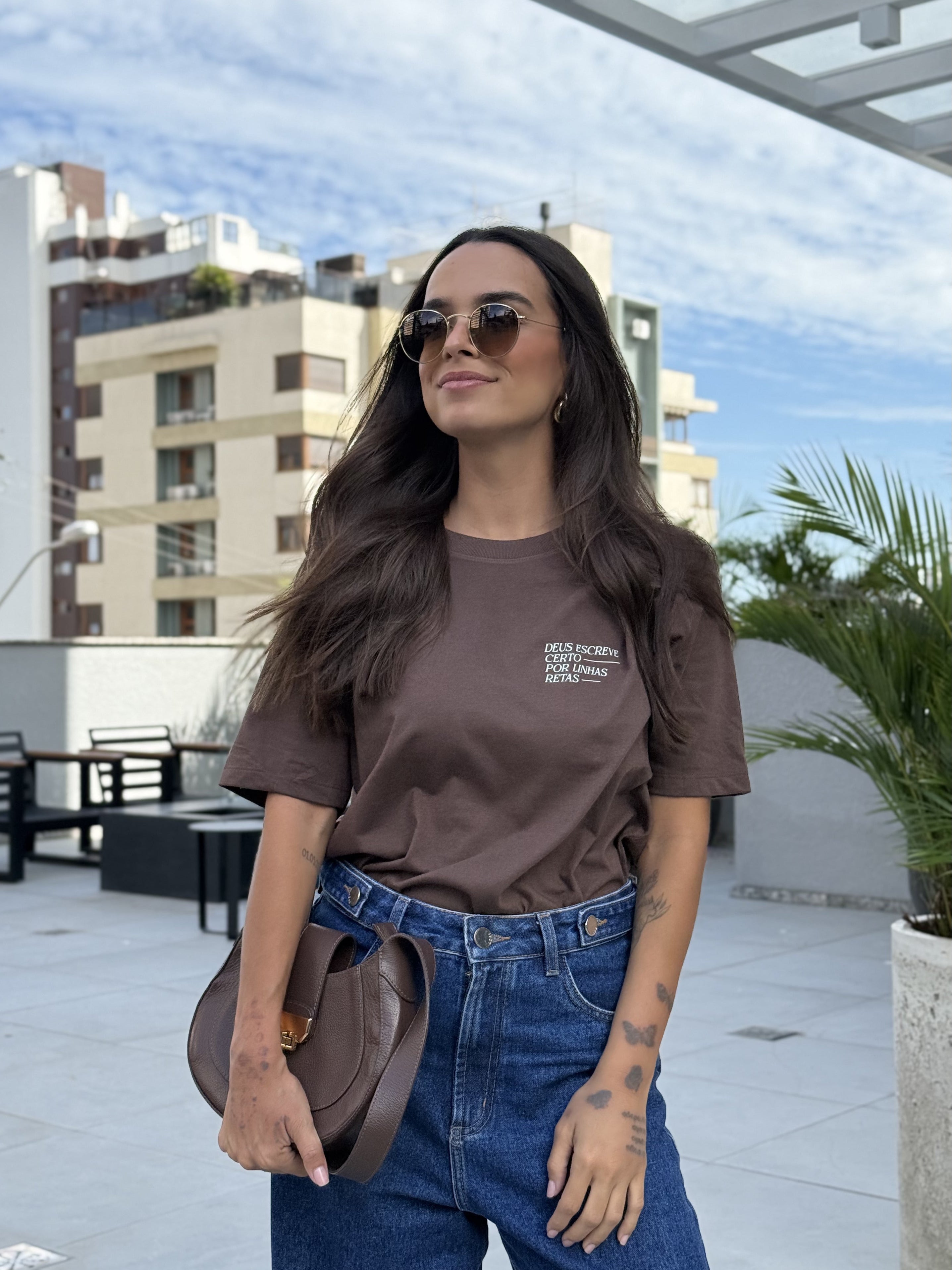 Camiseta Clássica Feminina - Deus escreve certo