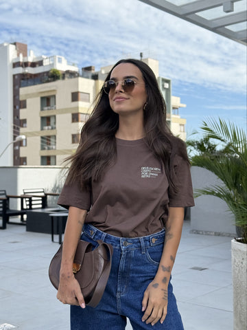 Camiseta Clássica Feminina - Deus escreve certo
