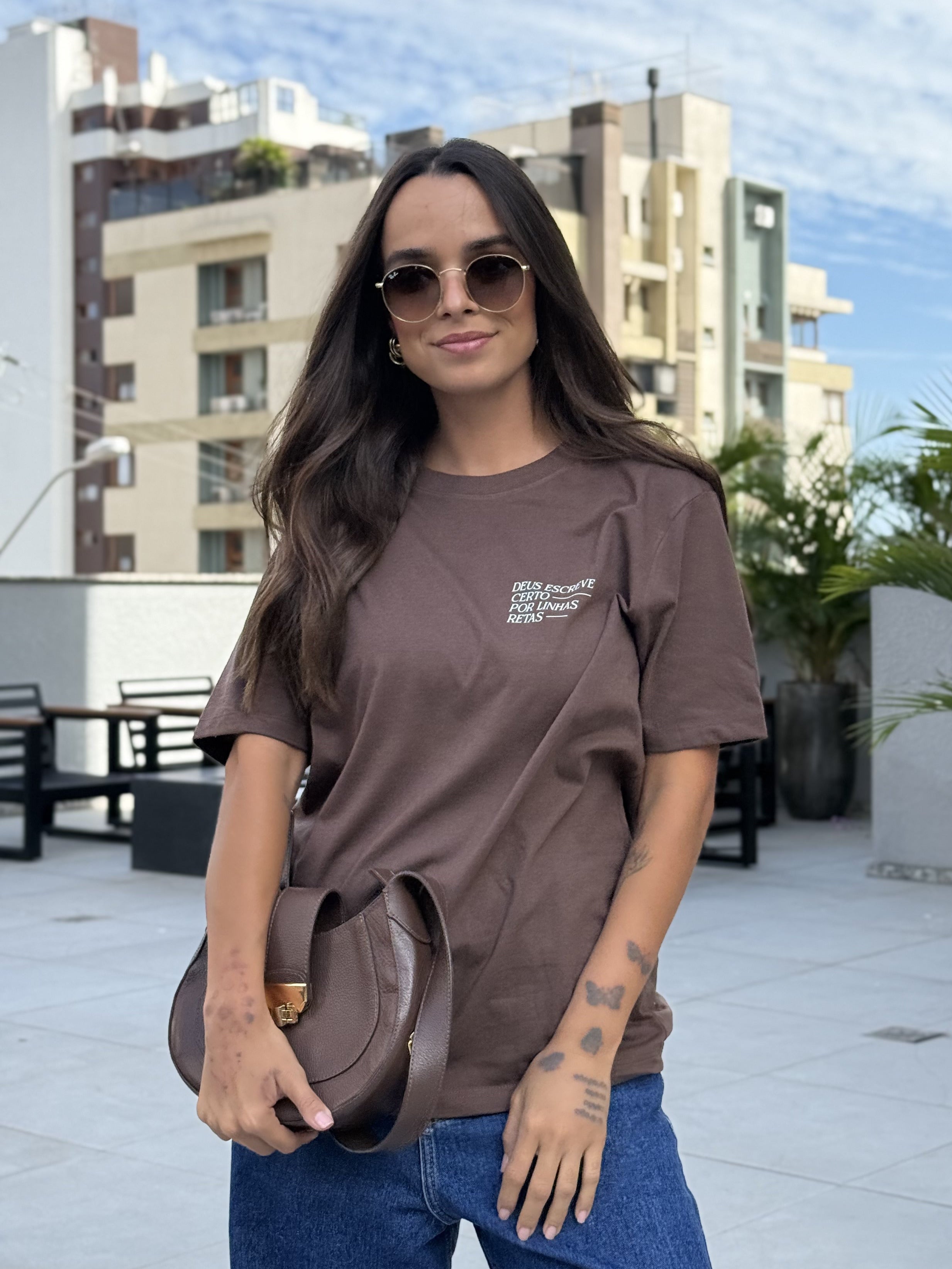 Camiseta Clássica Feminina - Deus escreve certo