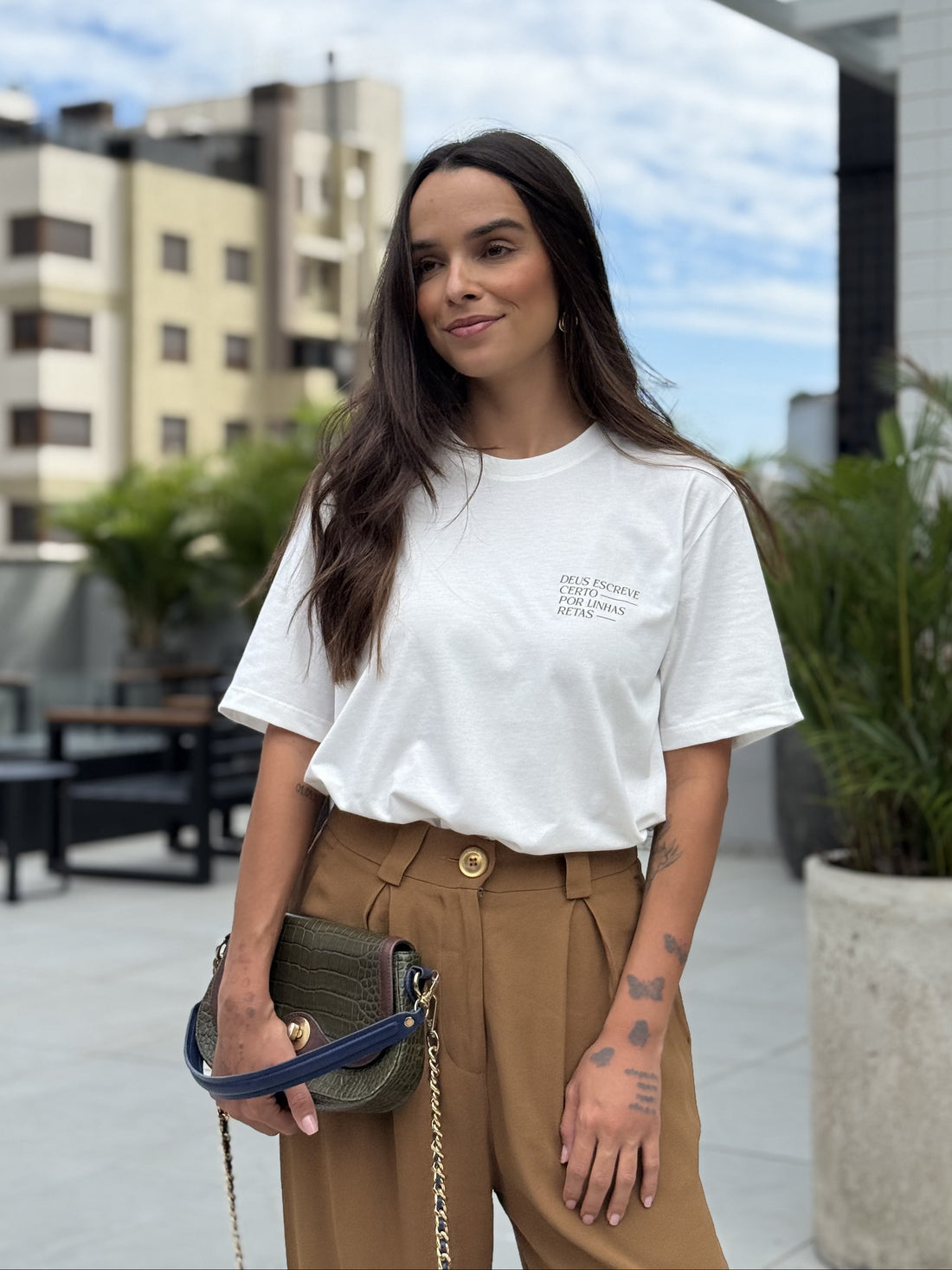 Camiseta Clássica Feminina - Deus escreve certo