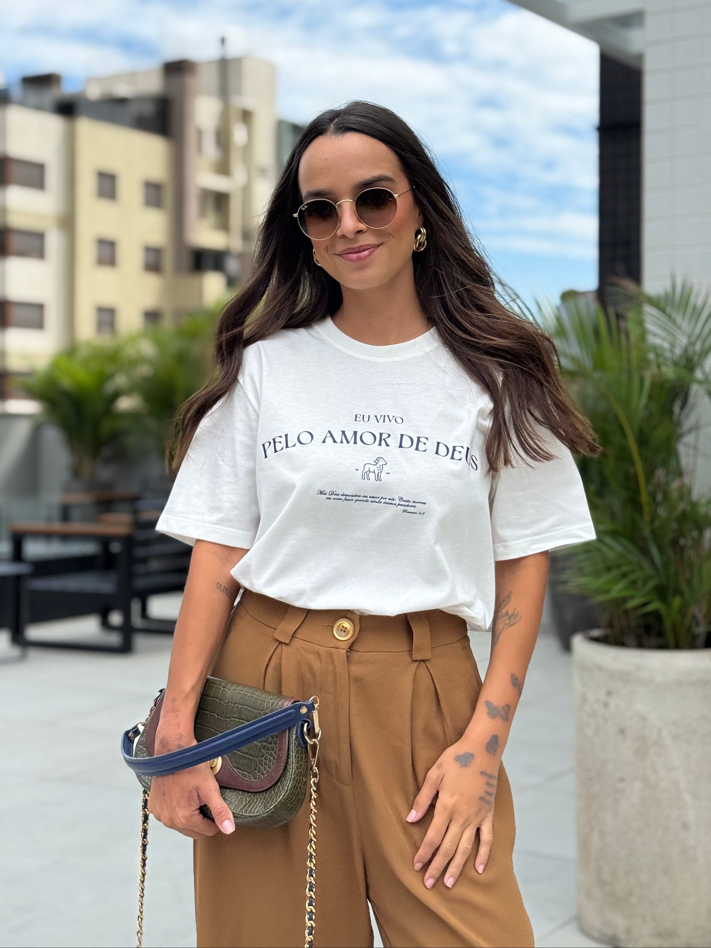 Camiseta Clássica Feminina - Eu vivo Pelo Amor de Deus