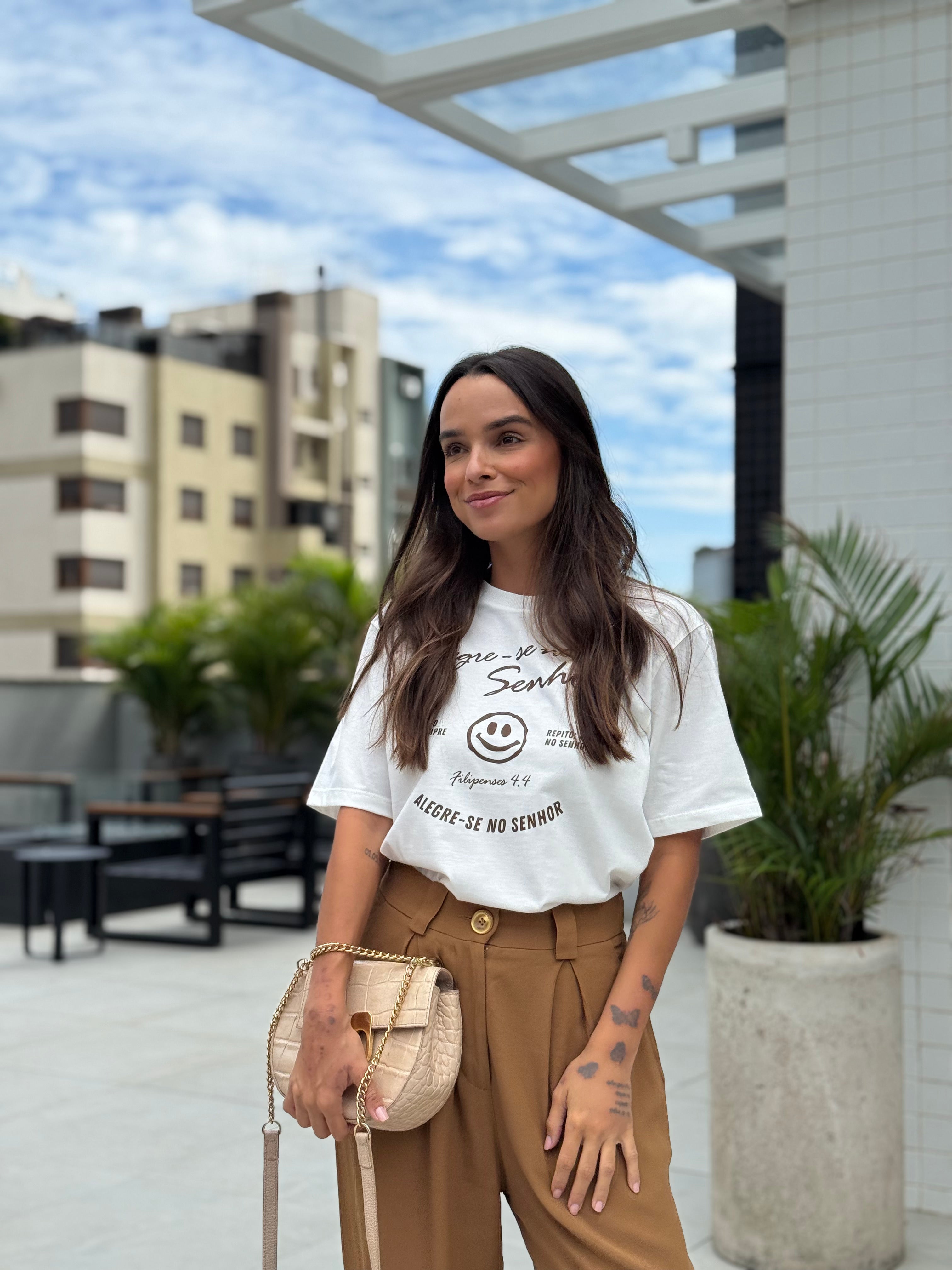 Camiseta Clássica Feminina - Alegre-se no Senhor
