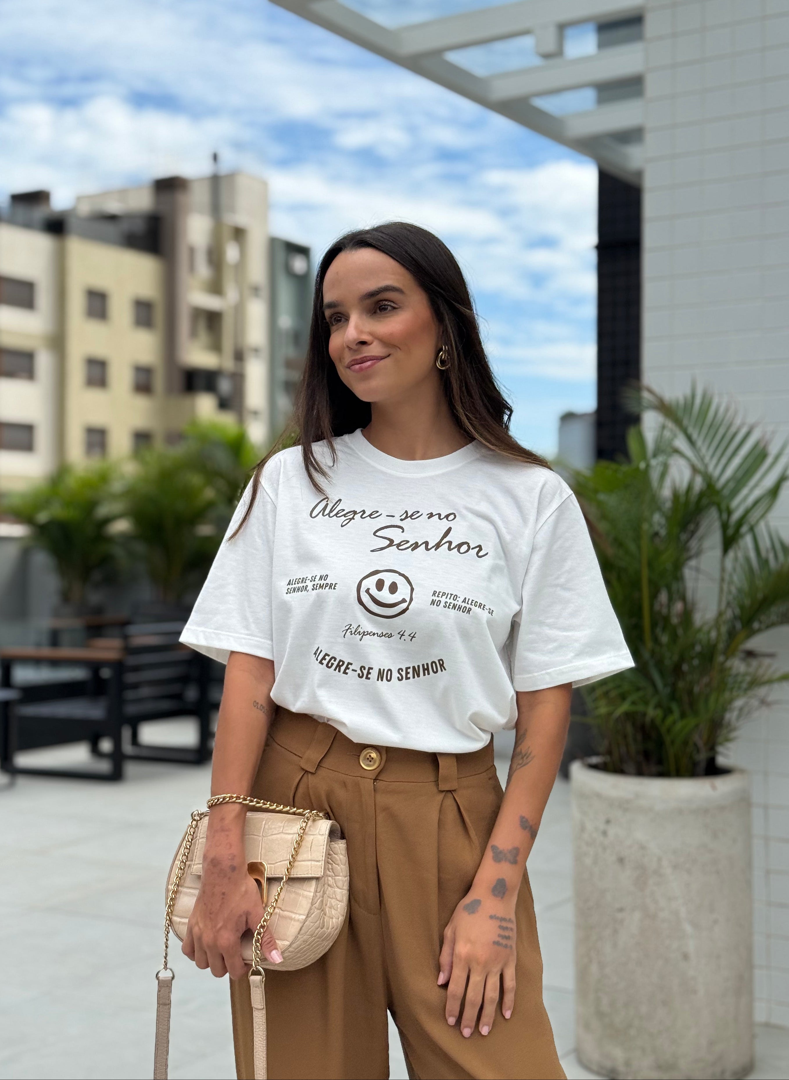 Camiseta Clássica Feminina - Alegre-se no Senhor