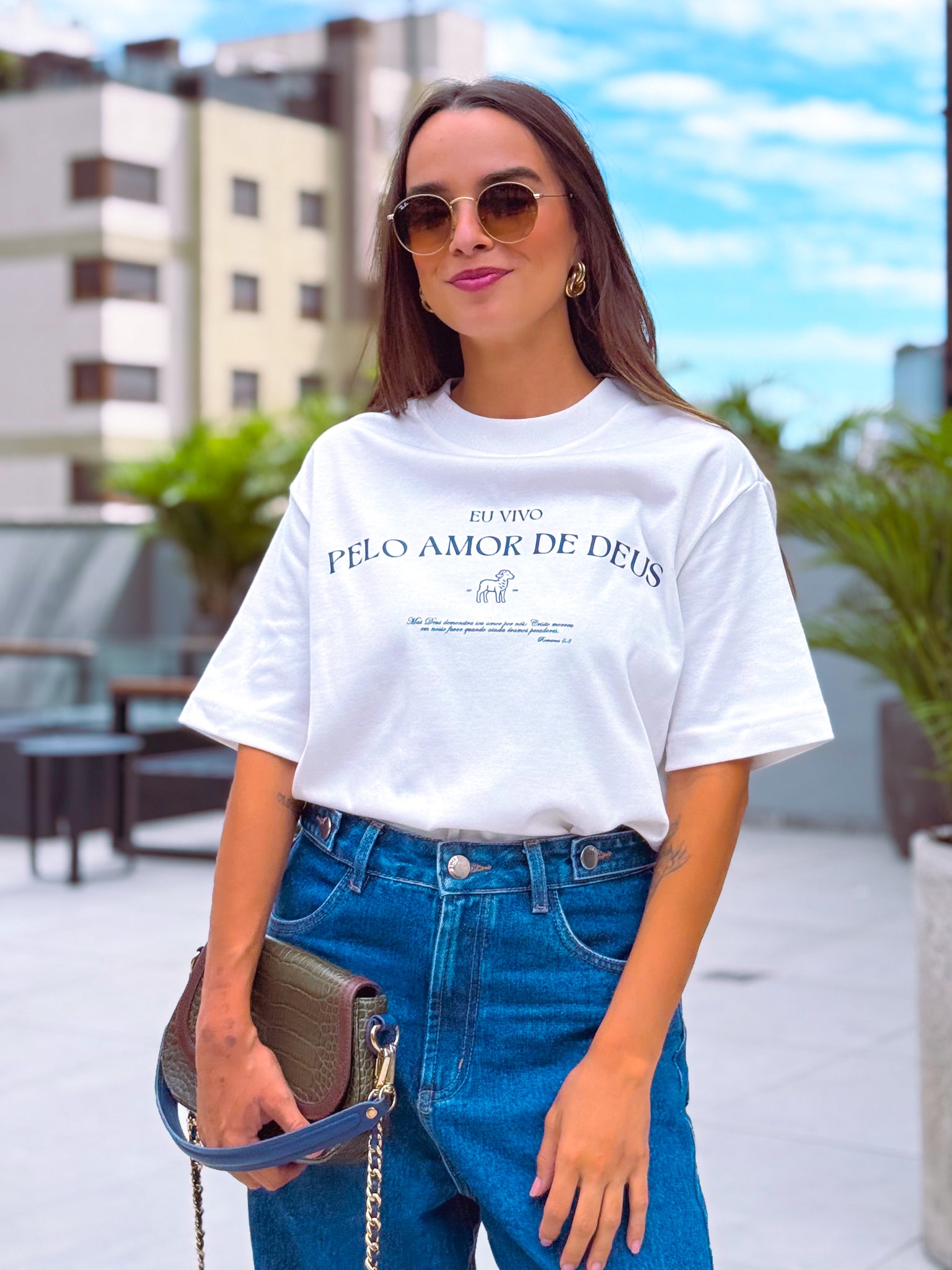 Camiseta Oversized Feminina - Eu vivo Pelo Amor de Deus
