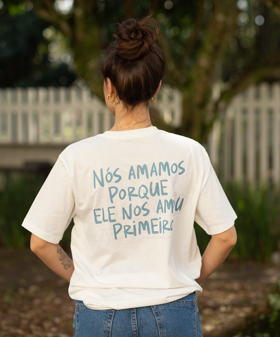 Camiseta Clássica Feminina - Ele Amou Primeiro