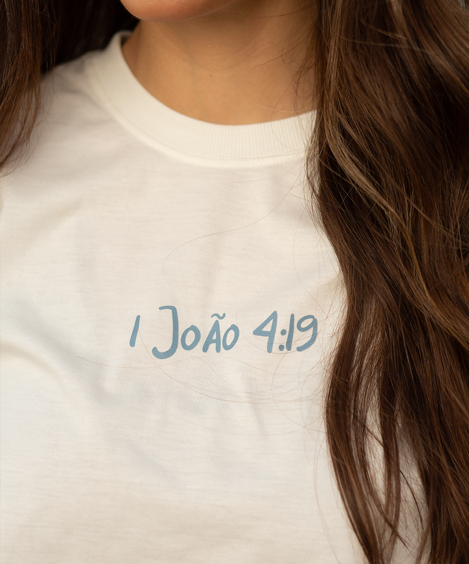 Camiseta Clássica Feminina - Ele Amou Primeiro