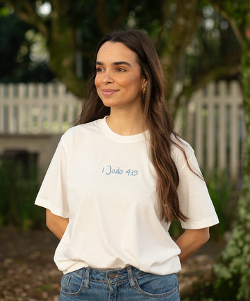 Camiseta Clássica Feminina - Ele Amou Primeiro