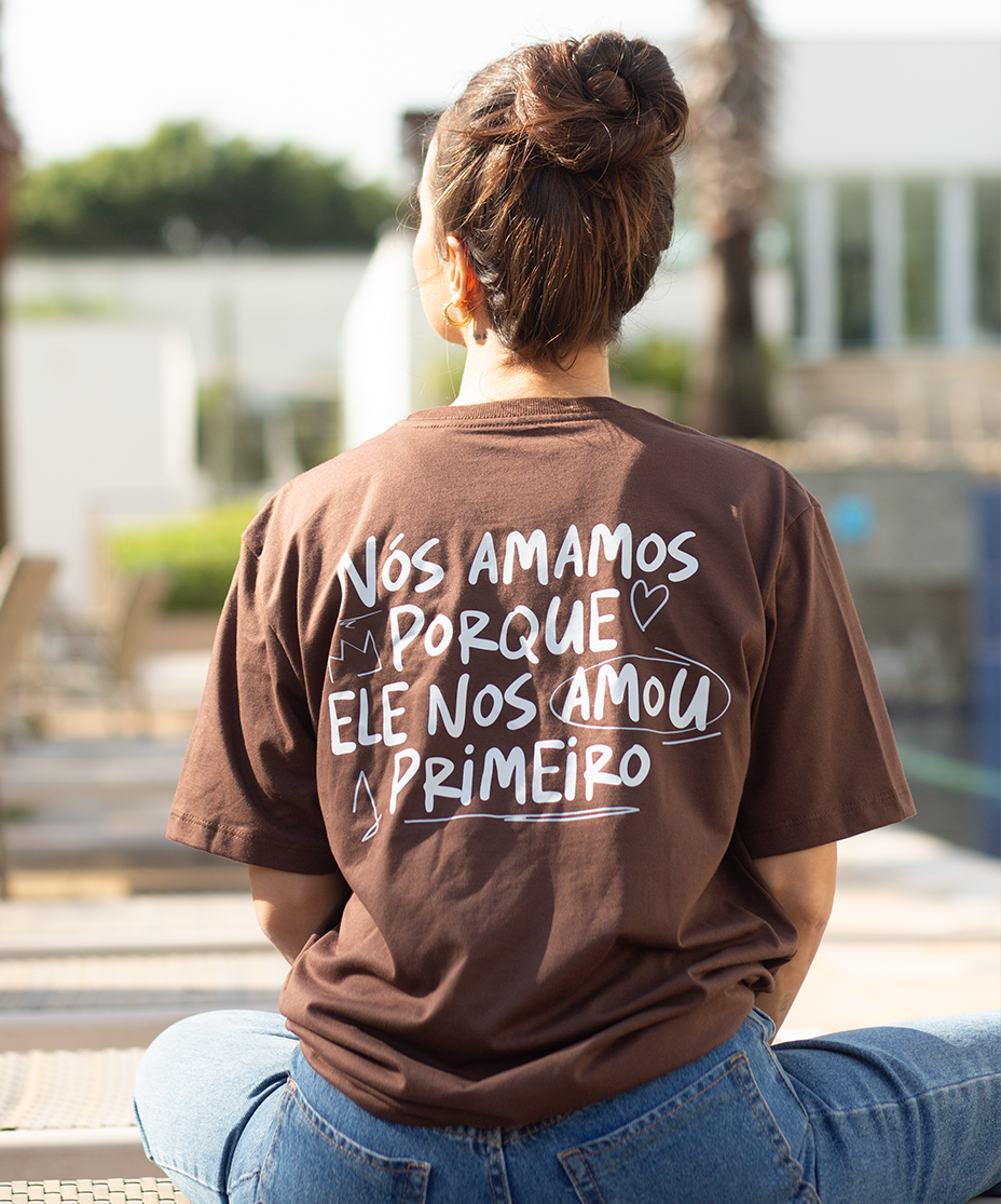 Camiseta Clássica Feminina - Ele Amou Primeiro
