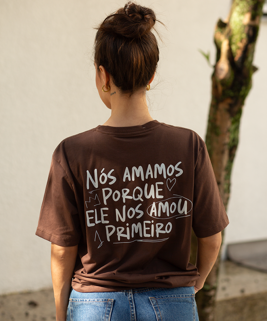 Camiseta Clássica Feminina - Ele Amou Primeiro