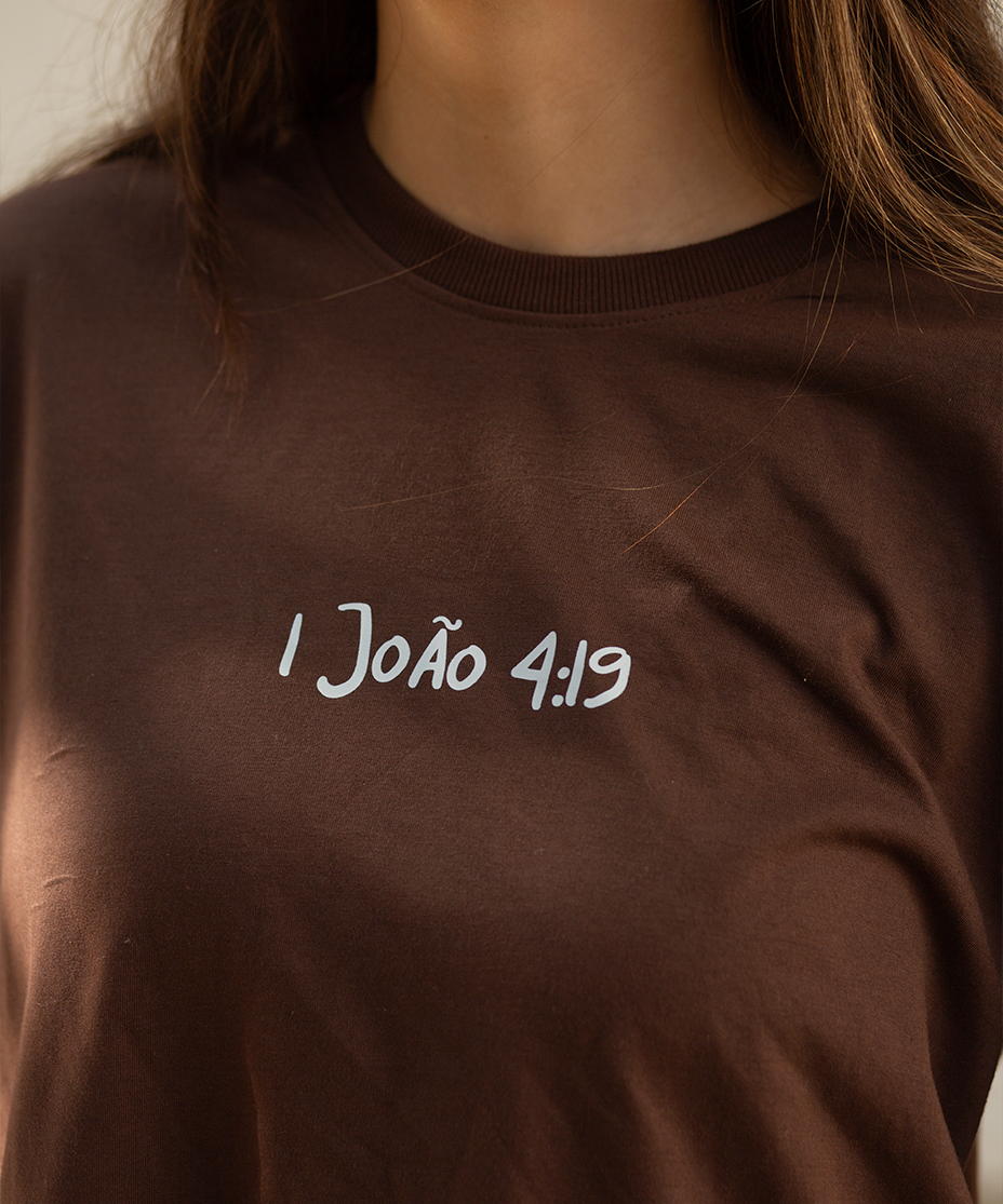 Camiseta Clássica Feminina - Ele Amou Primeiro
