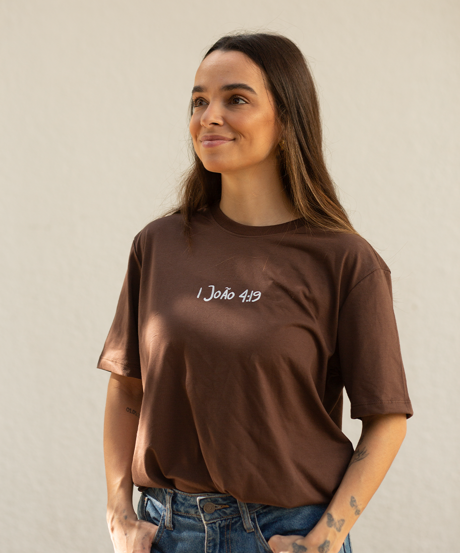 Camiseta Clássica Feminina - Ele Amou Primeiro