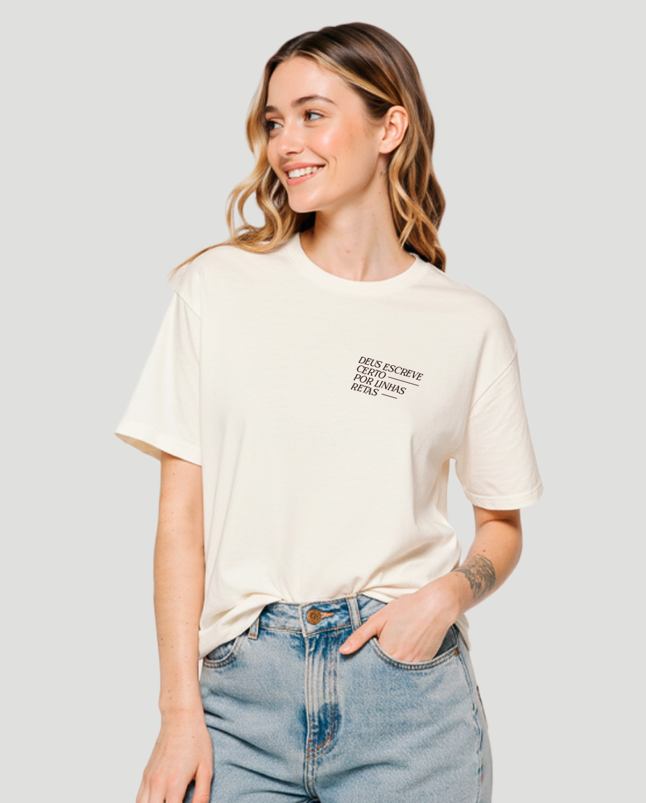Camiseta Clássica - Deus escreve certo