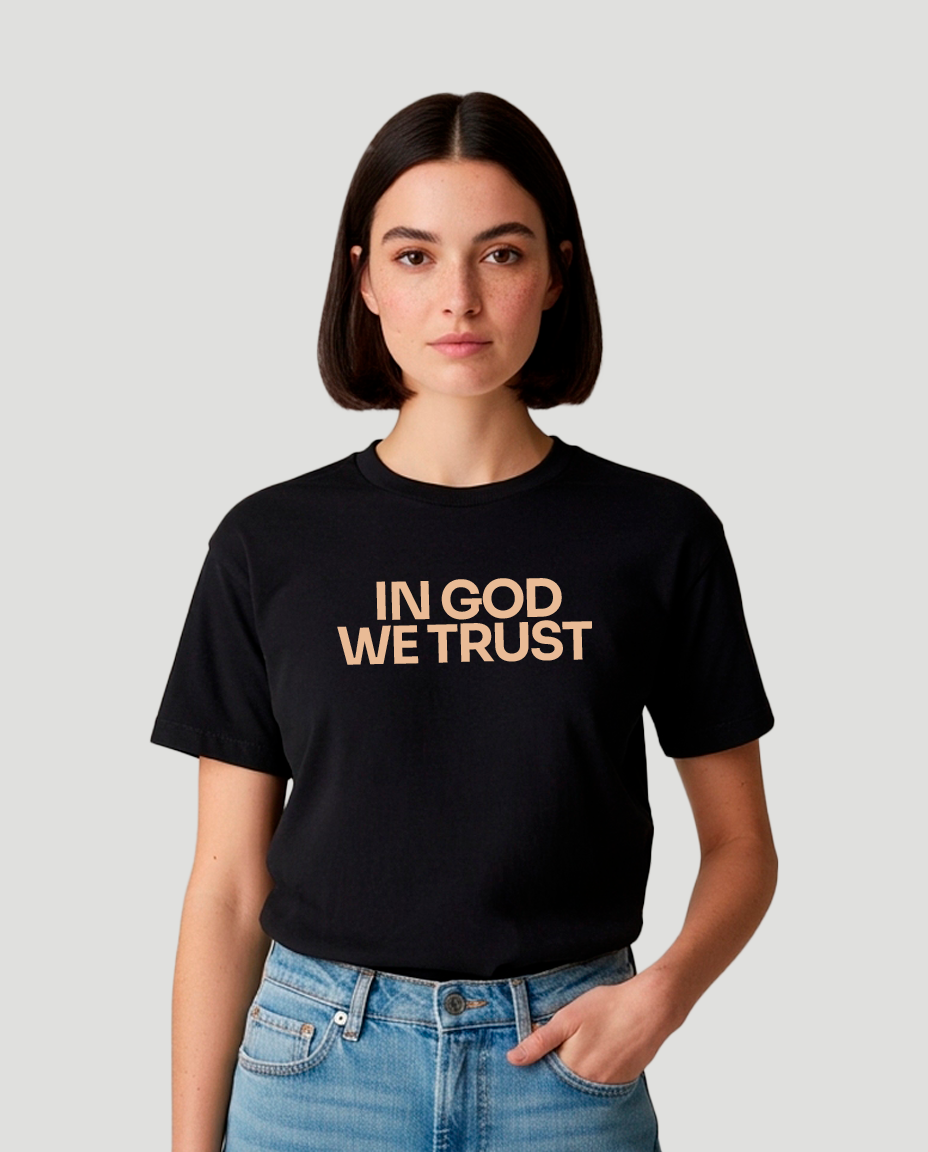 Camiseta Clássica Feminina - In GOD we trust