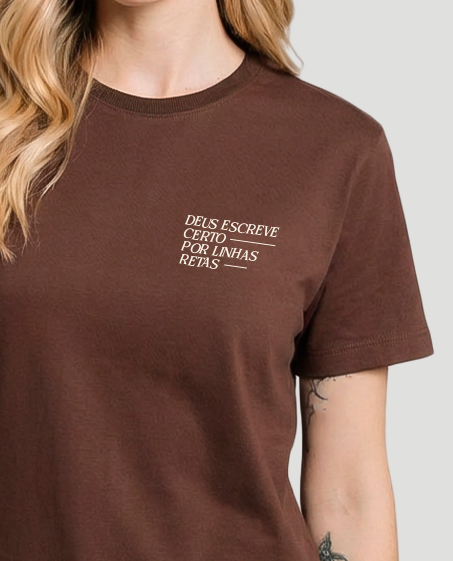 Camiseta Clássica Feminina - Deus escreve certo