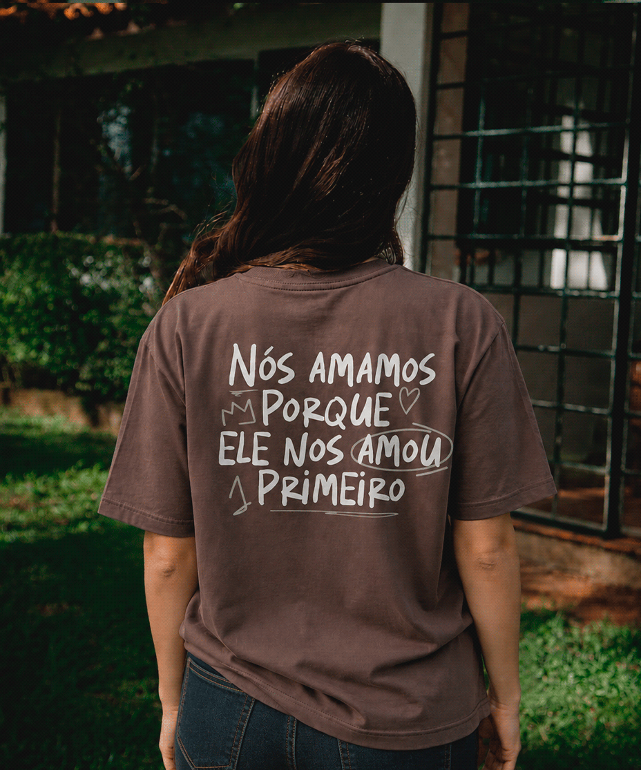 Camiseta Clássica Feminina - Ele Amou Primeiro