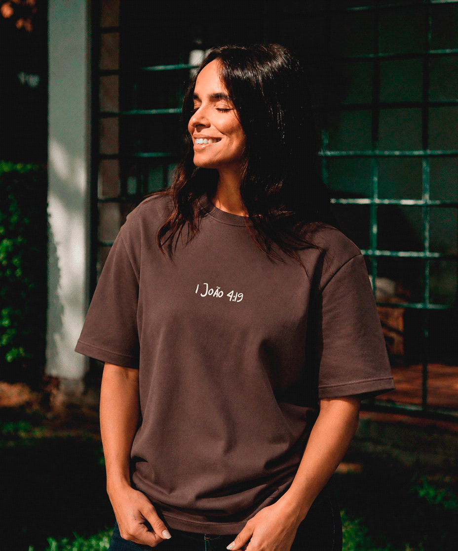 Camiseta Clássica Feminina - Ele Amou Primeiro