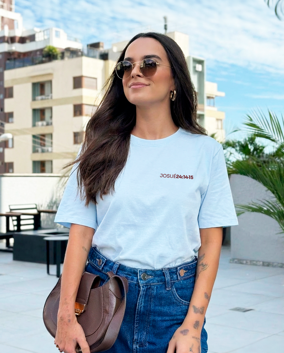 Camiseta Clássica Feminina Offwhite - Eu e minha casa servimos ao senhor