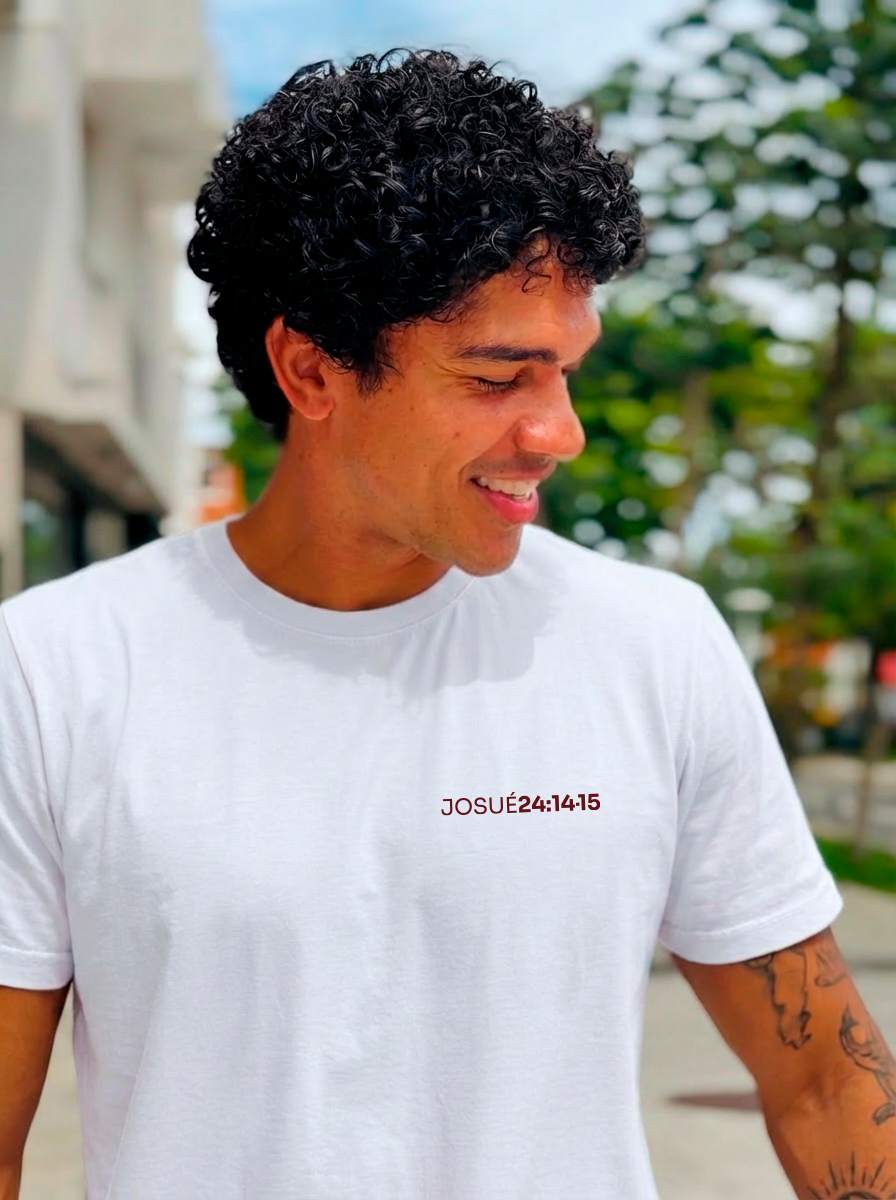 Camiseta Clássica Masculina OffWhite - Eu e minha casa servimos ao senhor