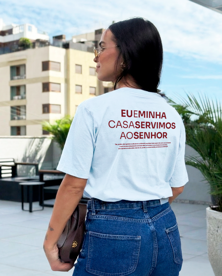 Camiseta Clássica Feminina Offwhite - Eu e minha casa servimos ao senhor