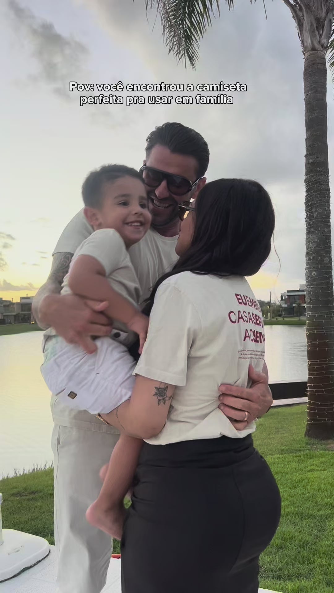 Camiseta Clássica Feminina Offwhite - Eu e minha casa servimos ao senhor